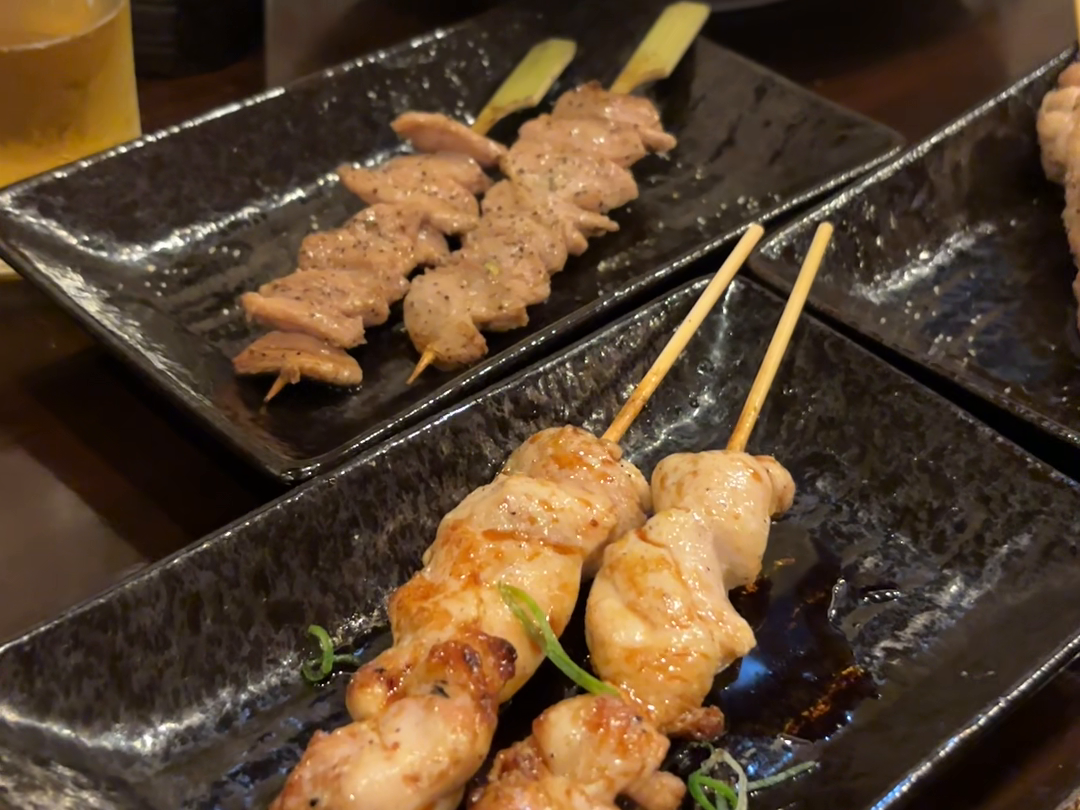取材時の焼き鳥の皿