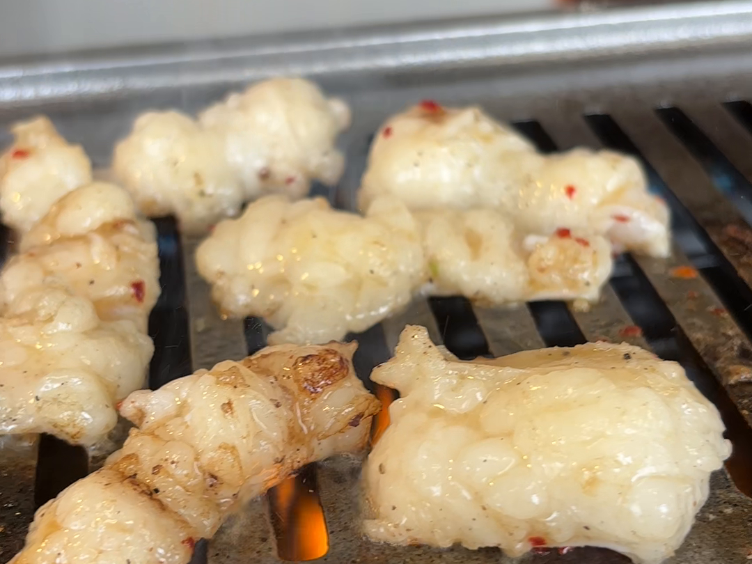 網で焼くもつ