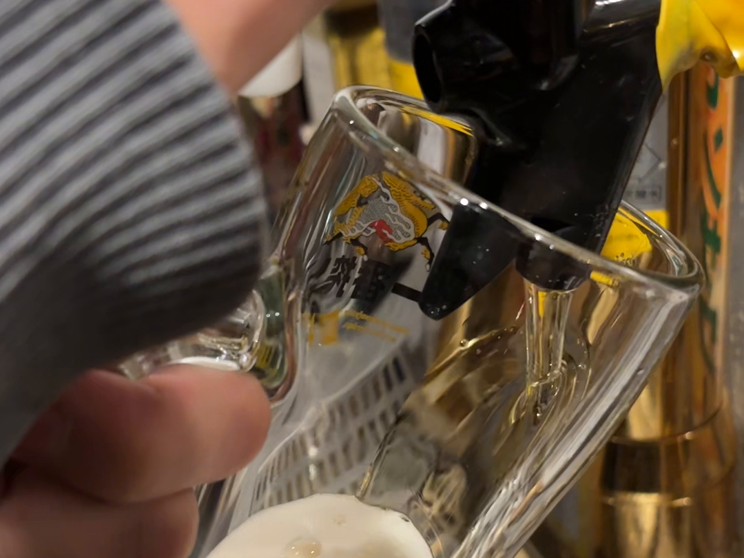 取材時のビールを注ぐ手