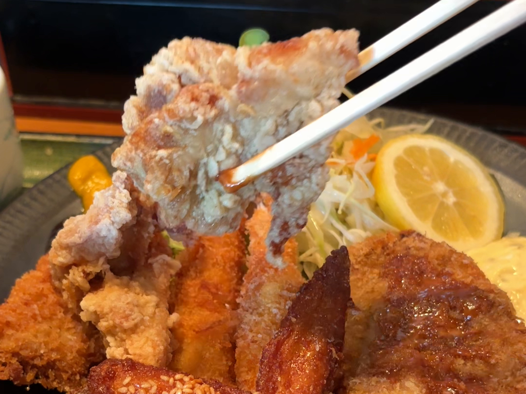 取材時に箸で持ち上げたフライ