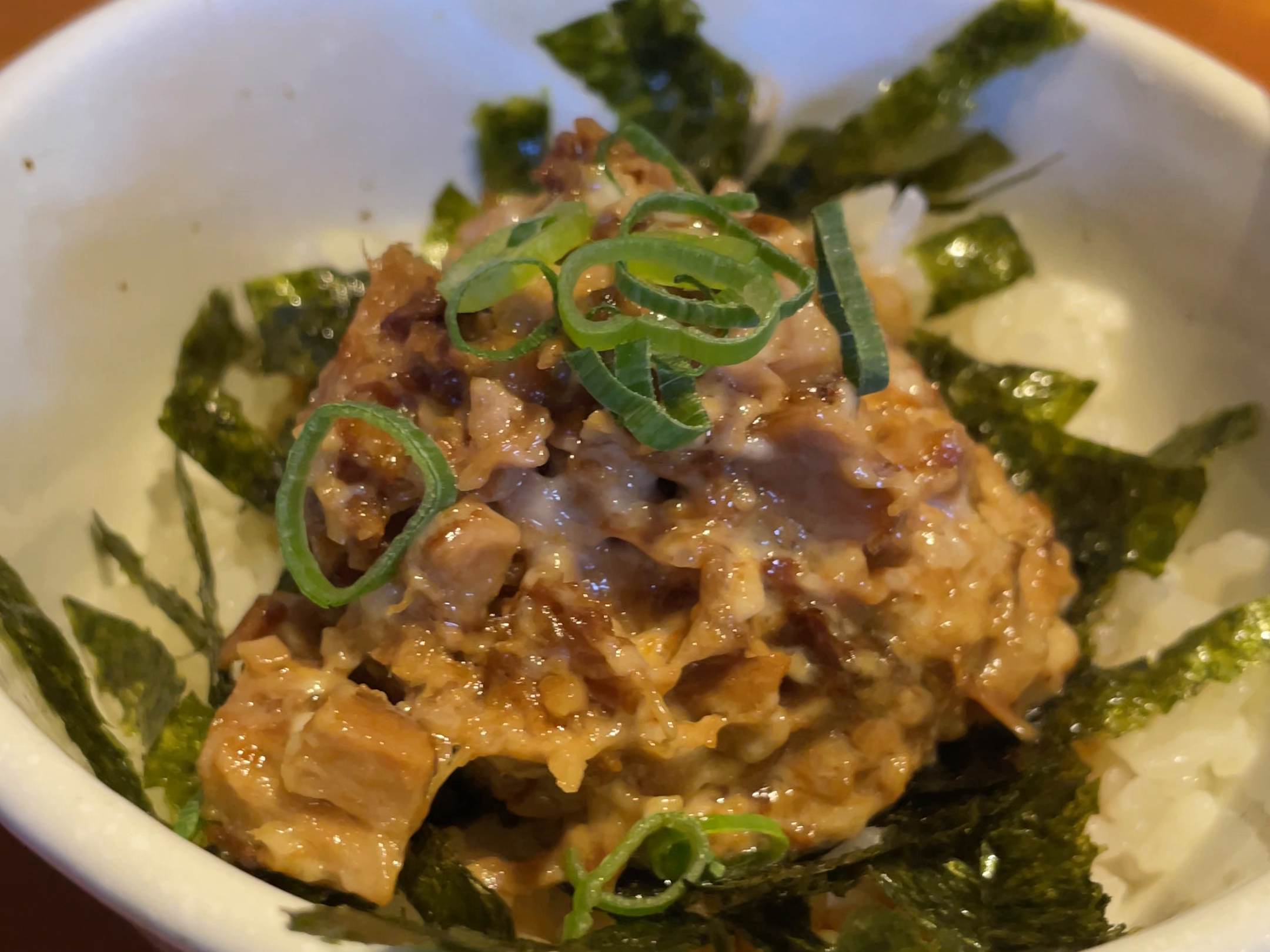 取材時の肉をのせたご飯