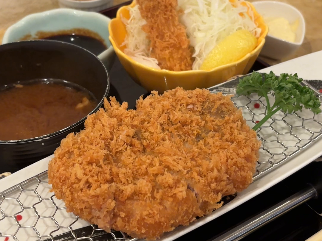 とんかつとエビフライの皿