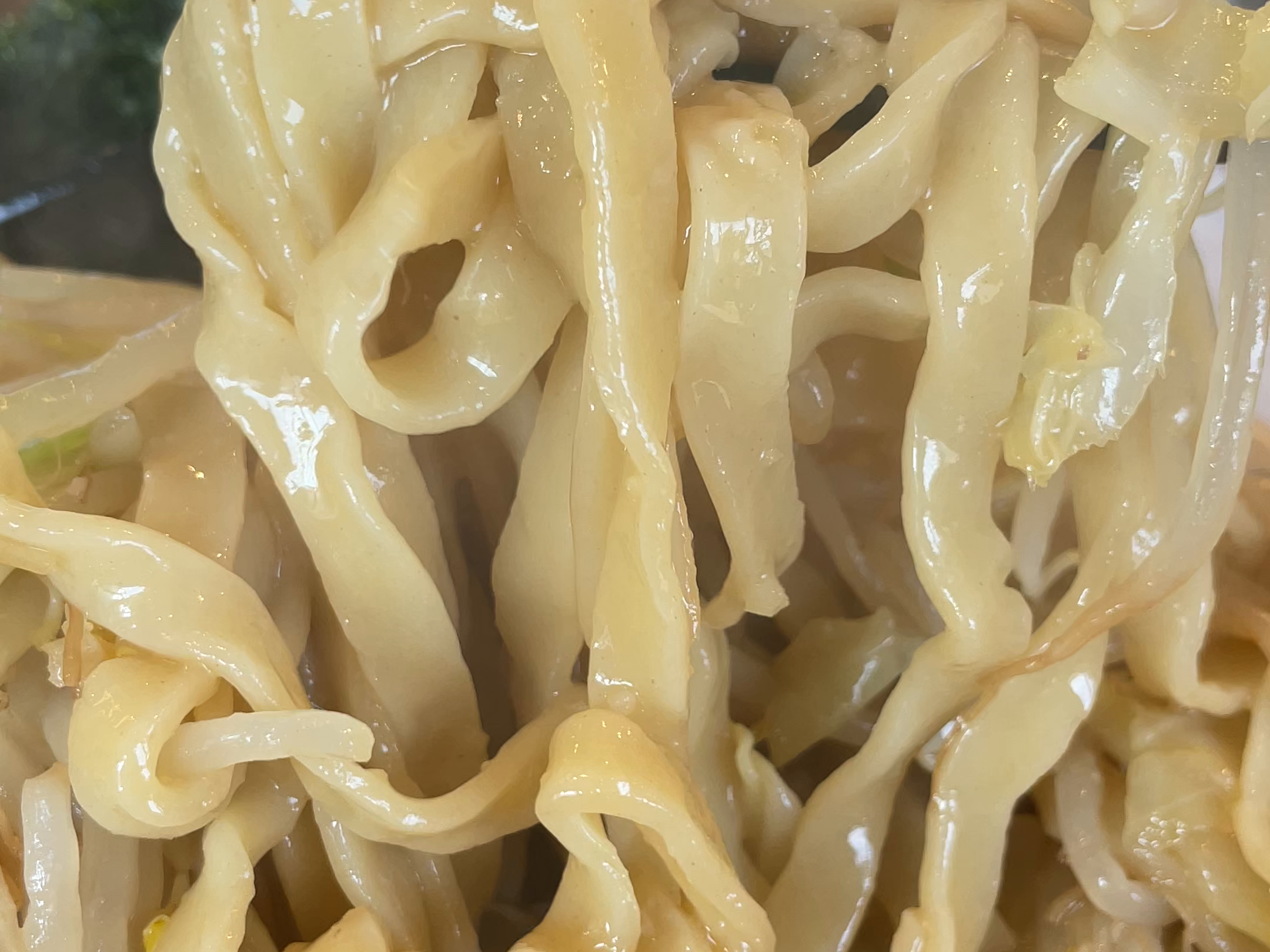 麺を持ち上げる