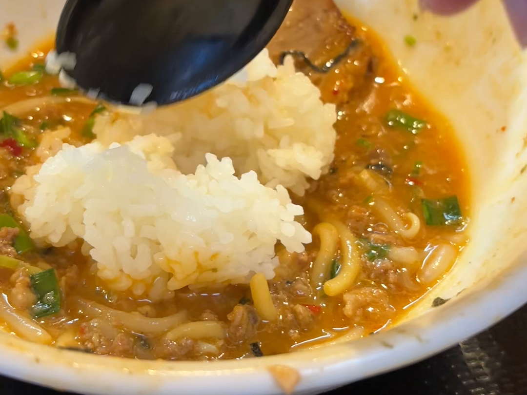 ご飯を麺の器に加える