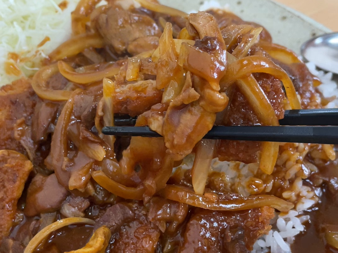 カツと玉ねぎを箸で持ち上げる