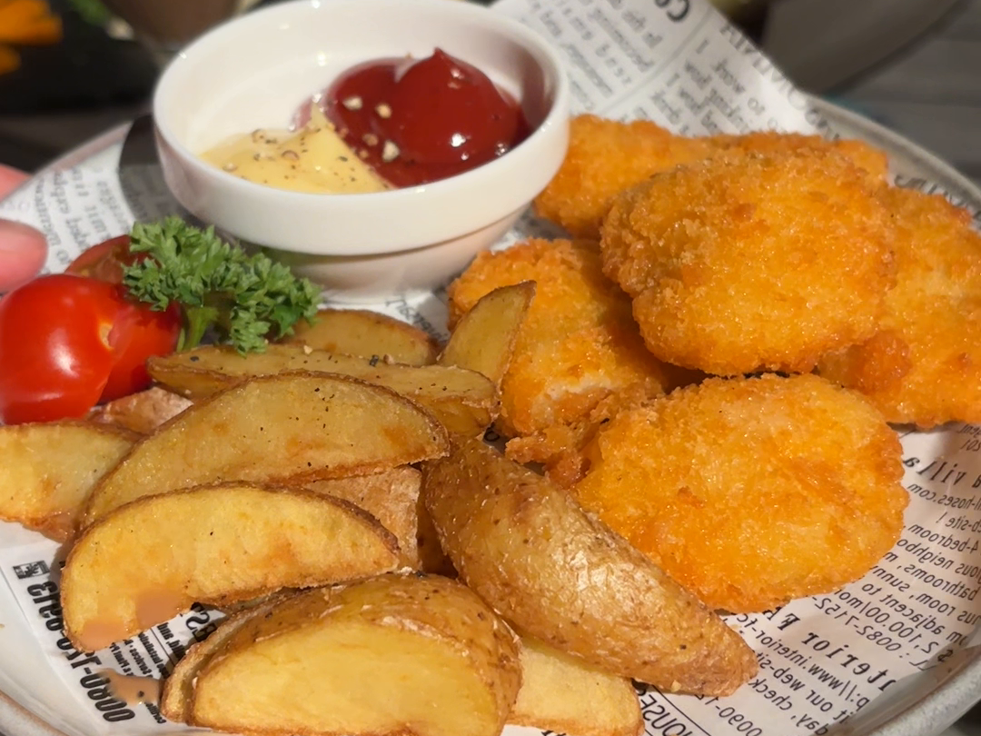 撮影時の揚げ物とカクテル