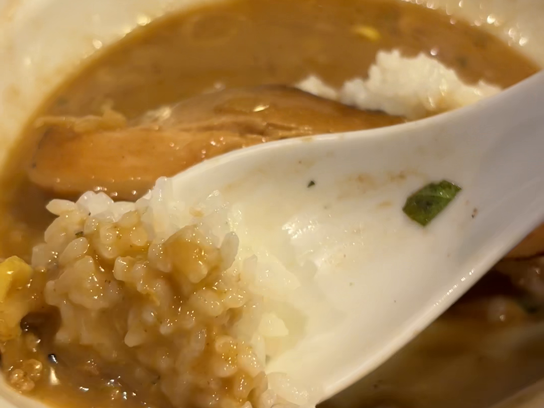 取材時の追い飯をレンゲですくう
