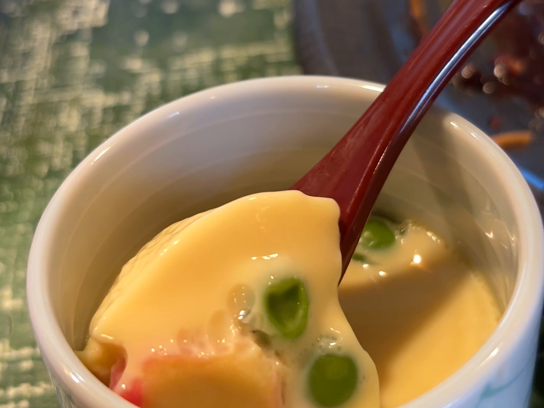 取材時の茶碗蒸しをすくう場面