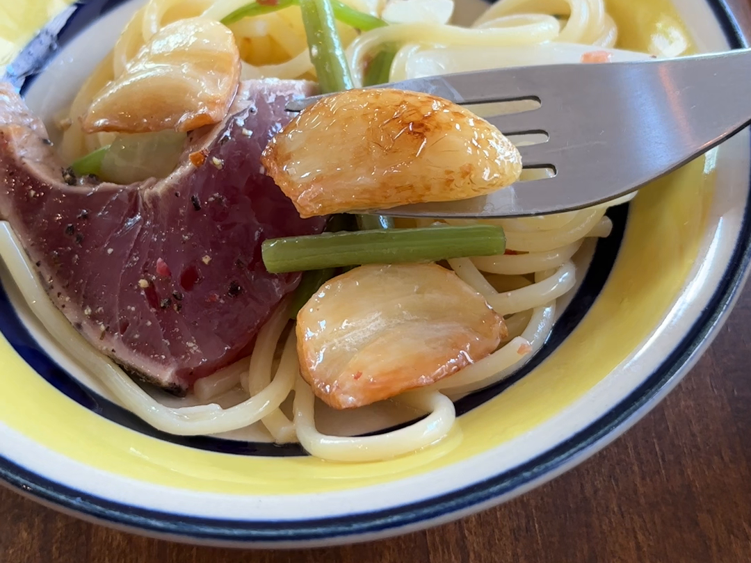 取材時のにんにくを含むパスタ