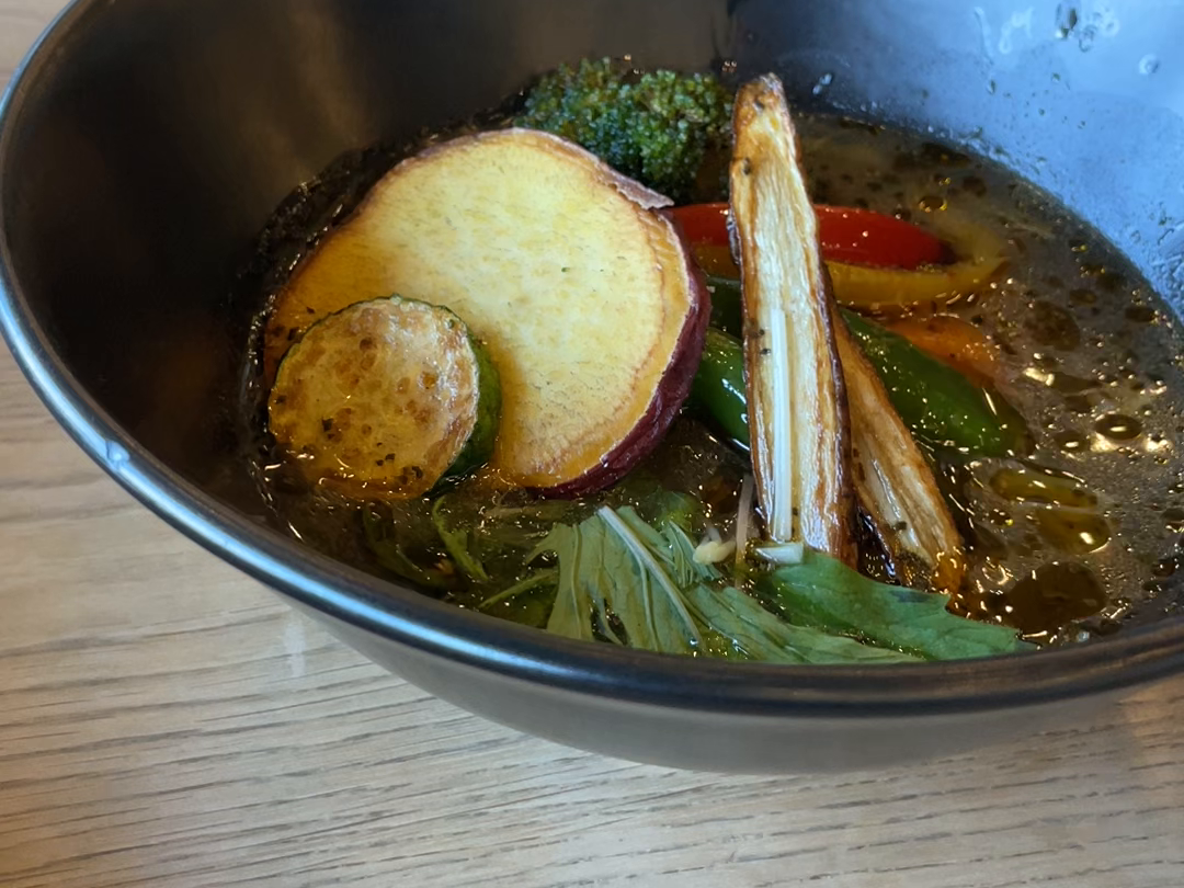 取材時のスープカレーと野菜