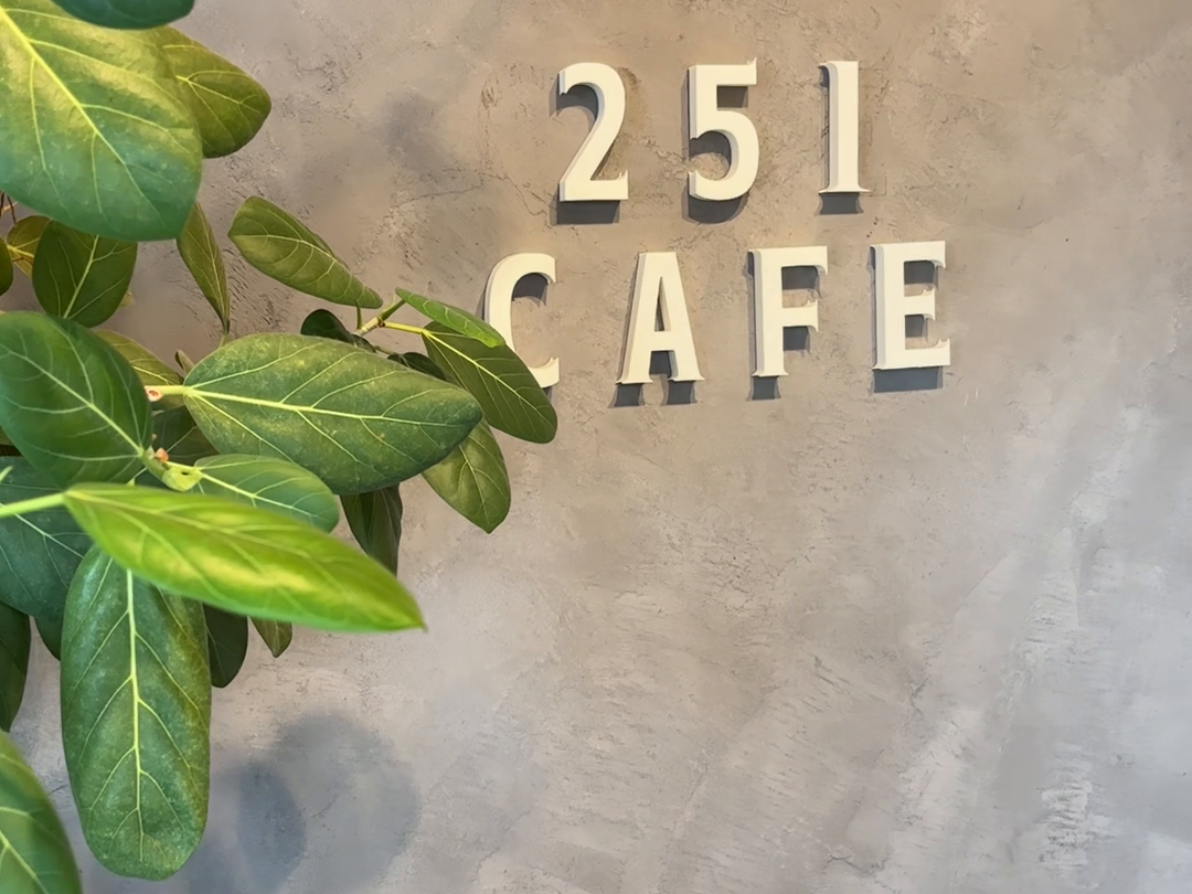251 CAFEの店名表示