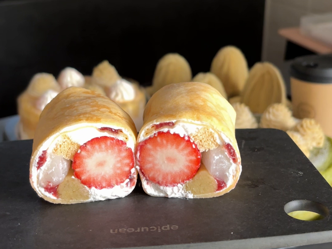 RICO DOLCEの過去の取材時、いちごとクリームを包むクレープの断面