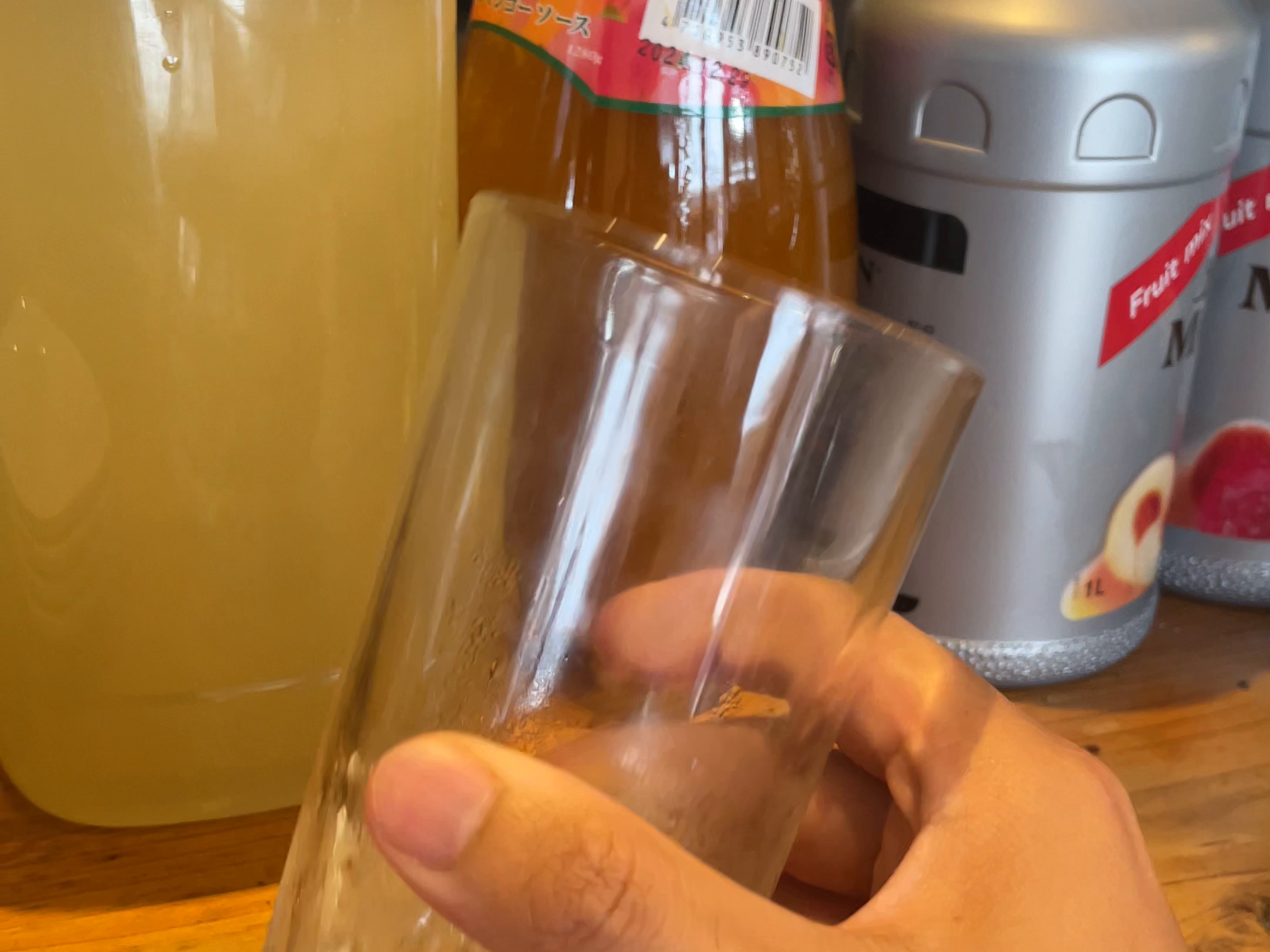 取材時のグラスと香り酒の棚