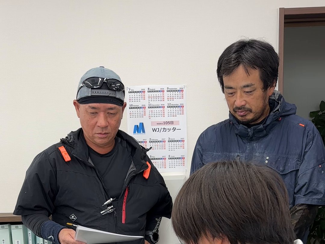 取材日の社内で資料を確認する人たち