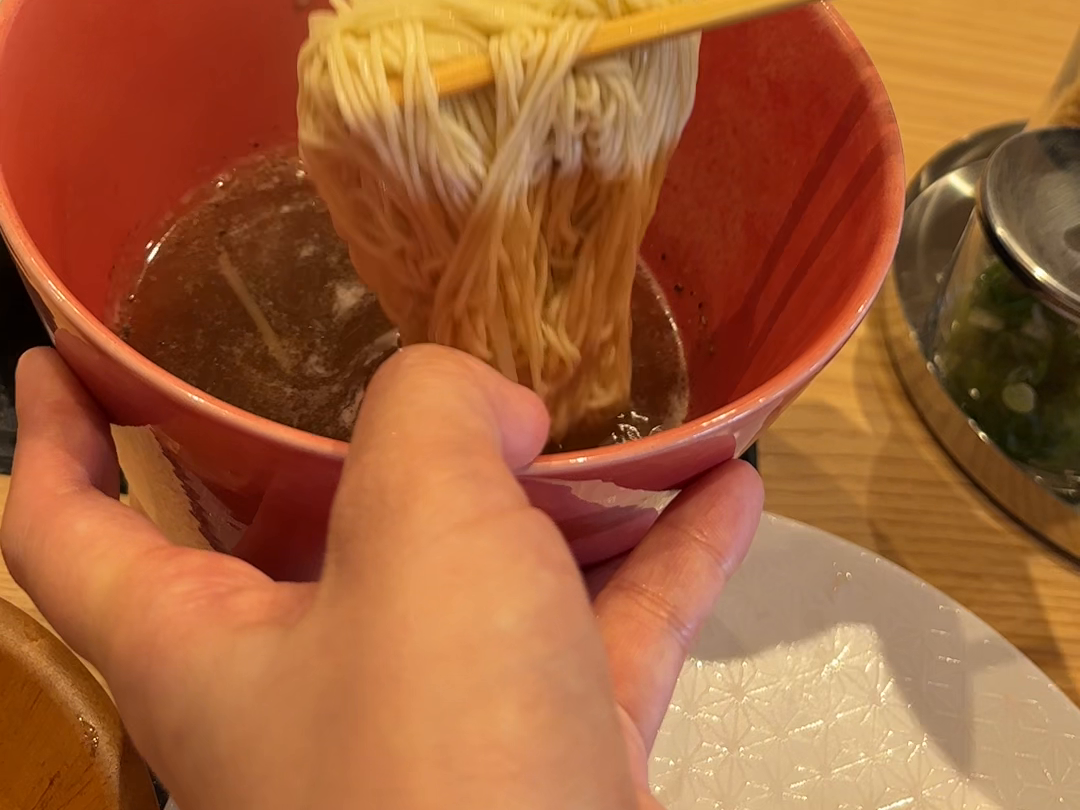 麺と器を持つ手
