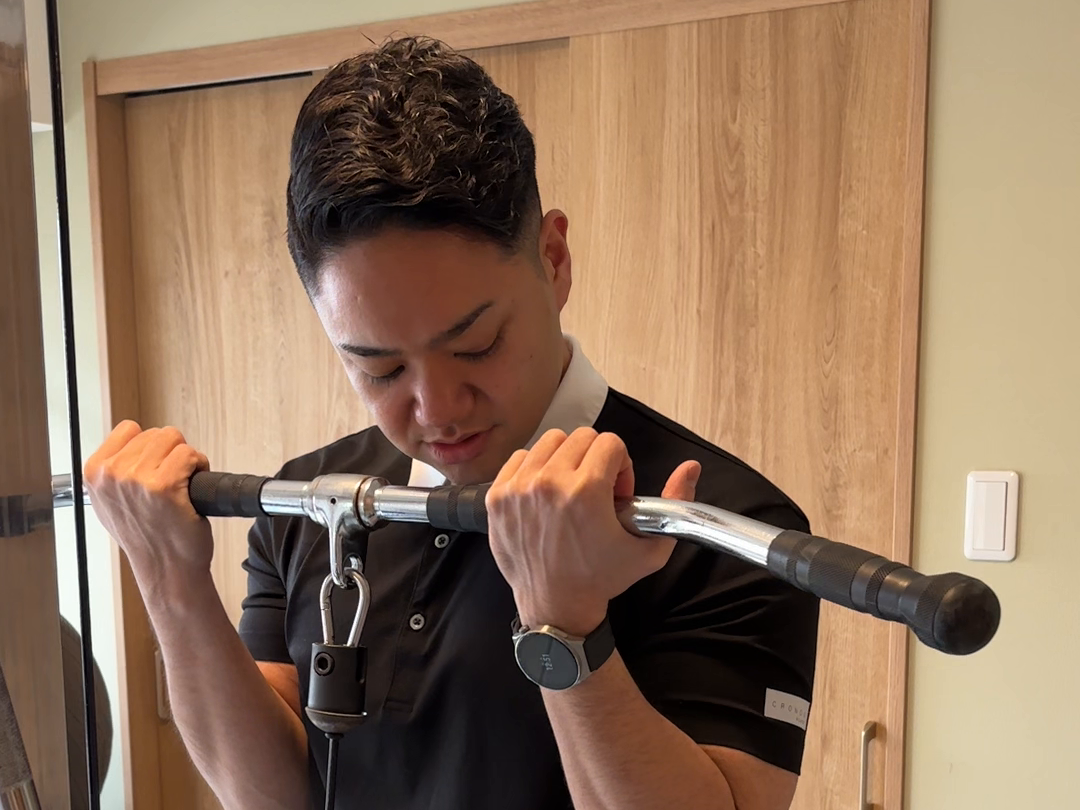 器具を持つトレーナーの両手