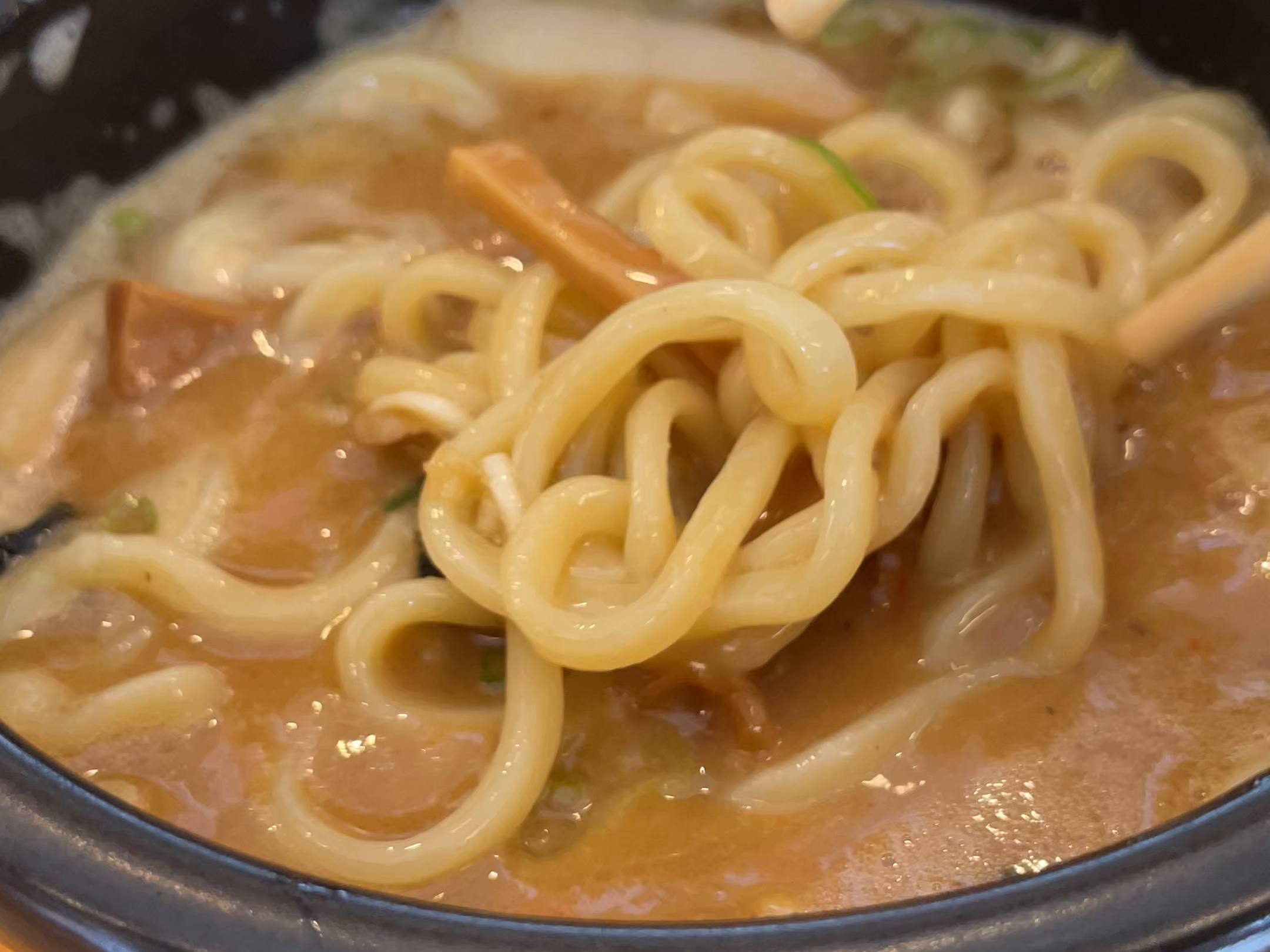 濃厚なスープに麺を入れる