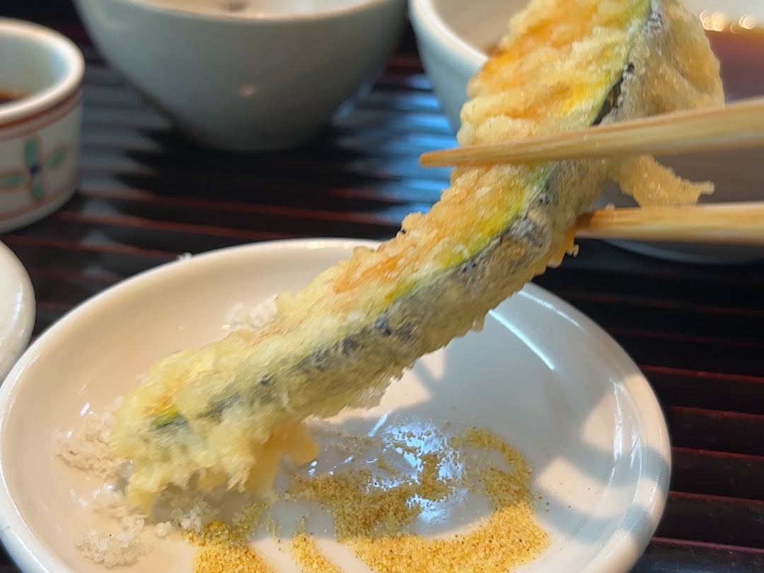 箸で持ち上げた天ぷら