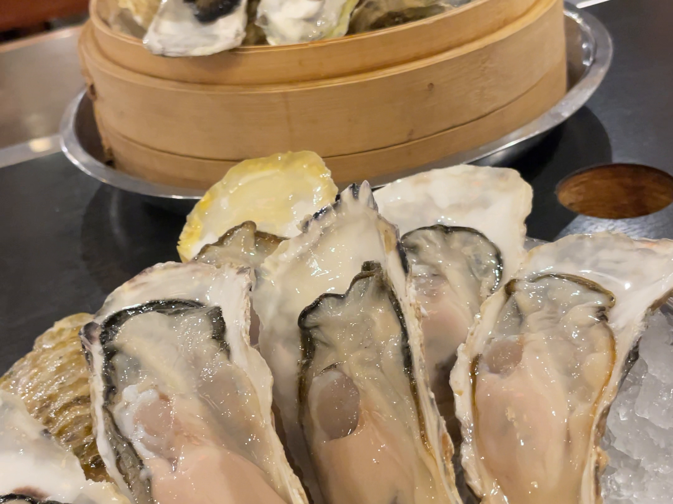 取材時の生牡蠣と蒸し牡蠣