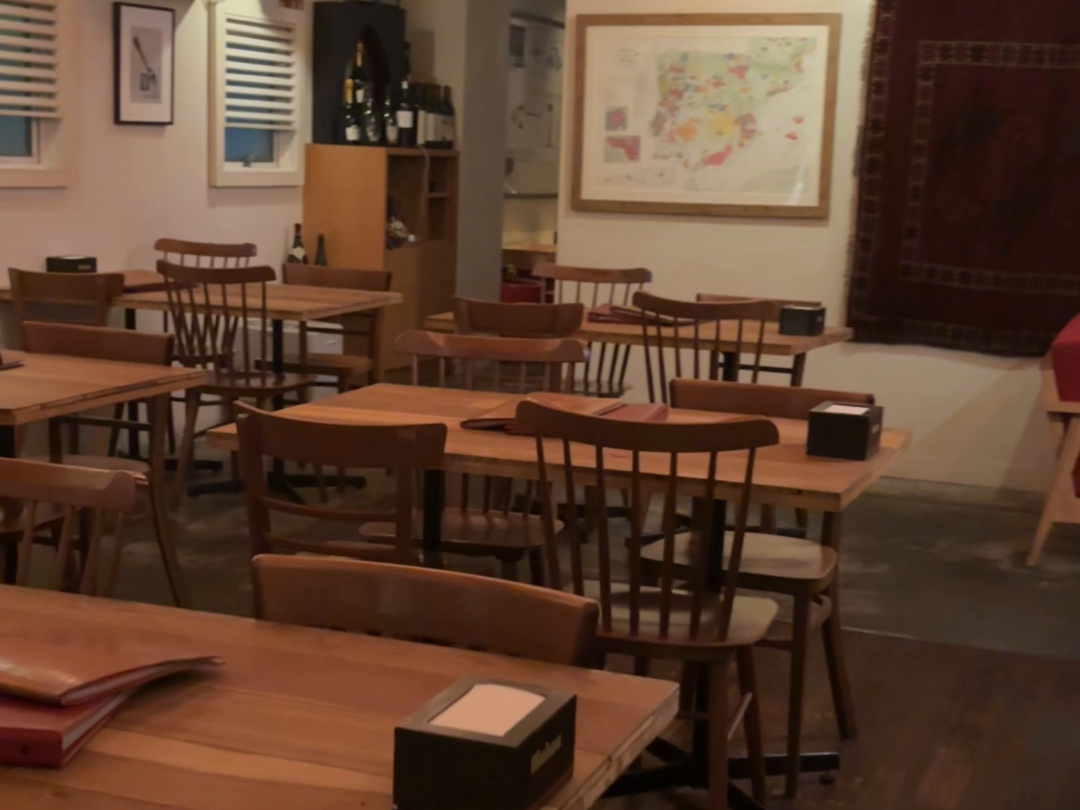 赤いチェックのクロスが並ぶ店内