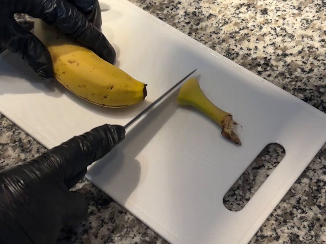 バナナを切る盛り付けの手もと