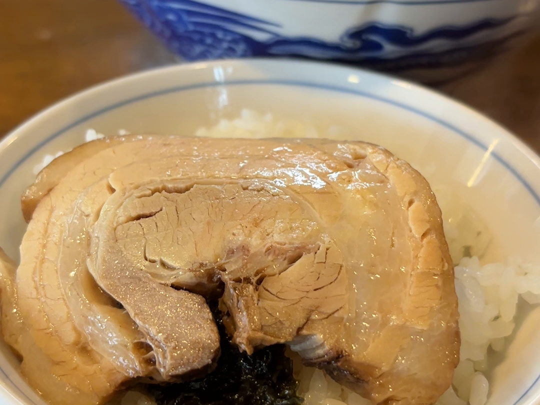 チャーシューをご飯に載せる