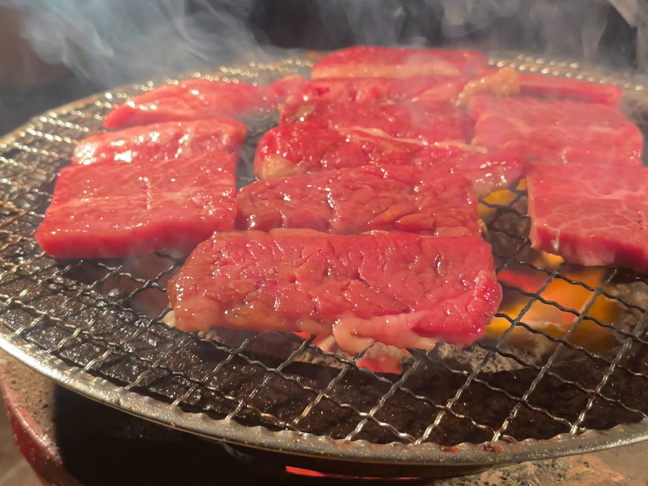 取材時の七輪で焼く肉