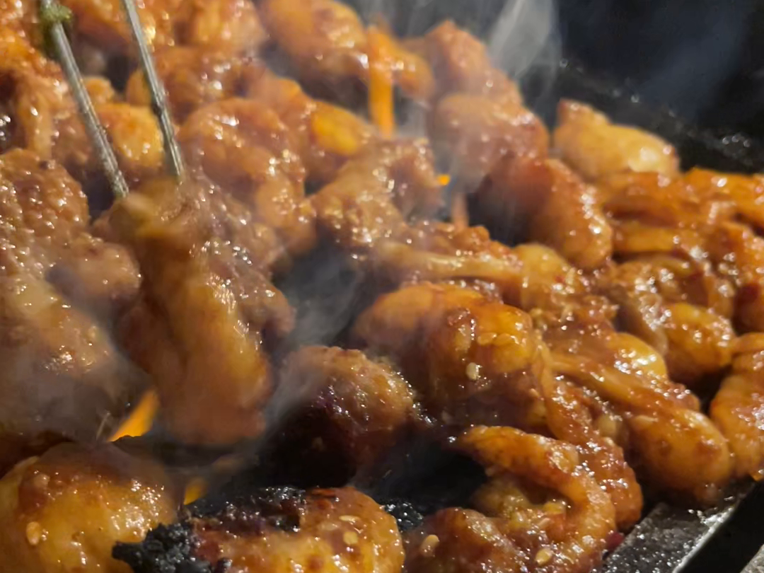 焼き台の上で鶏肉を焼く