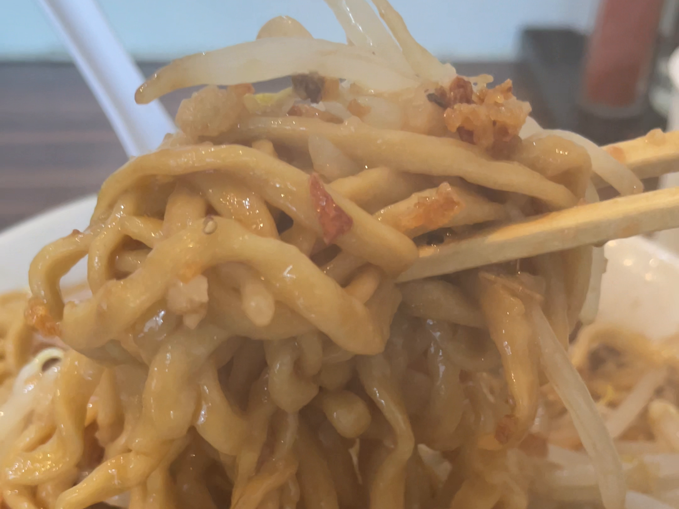 麺を箸で持ち上げる
