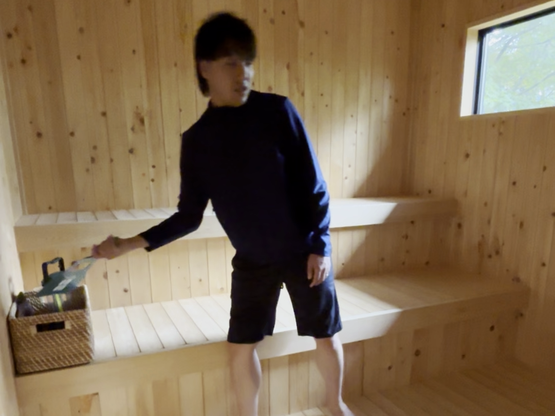 取材時の木のサウナ室とベンチ