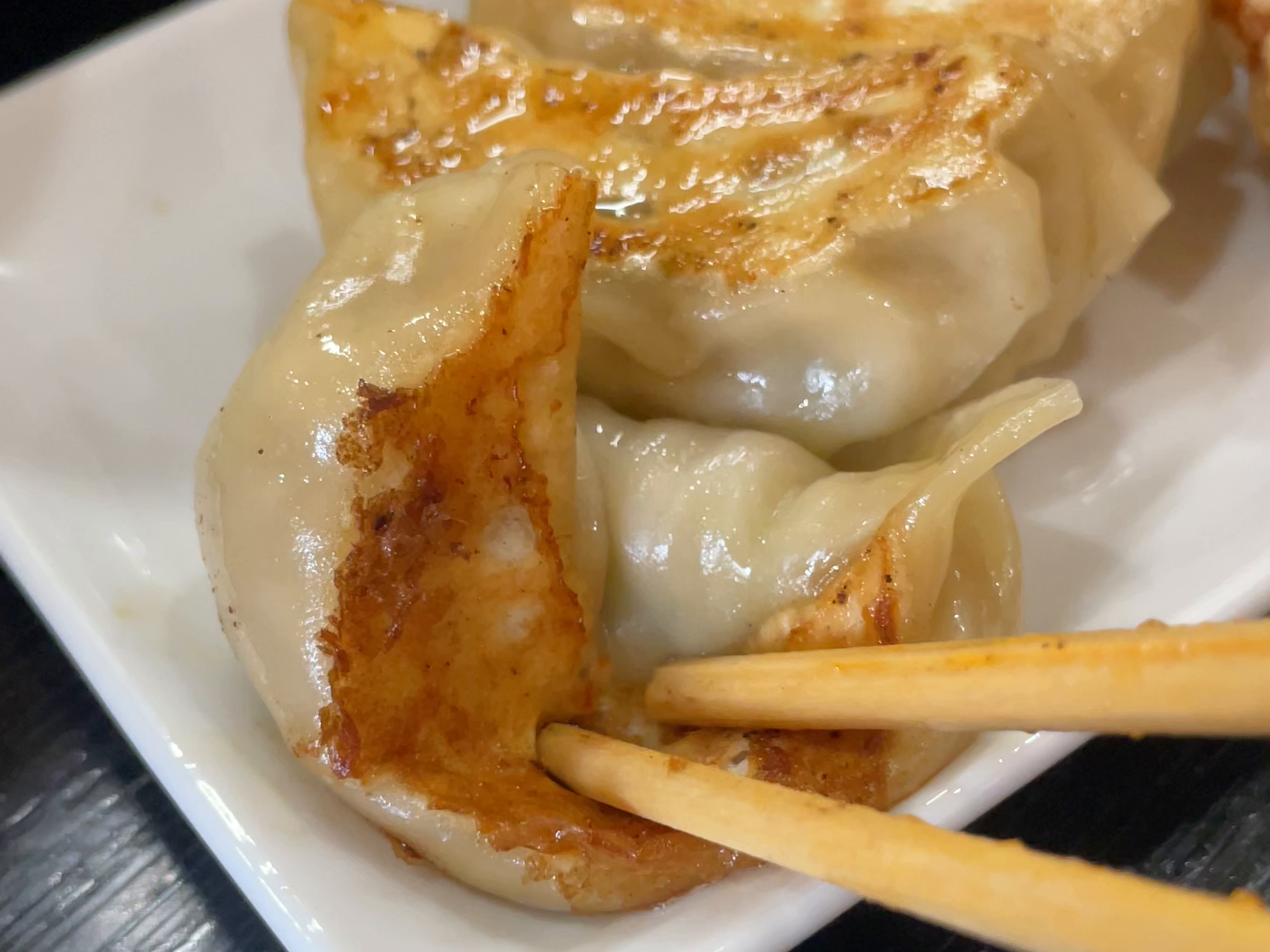 取材時の餃子を箸で持ち上げる