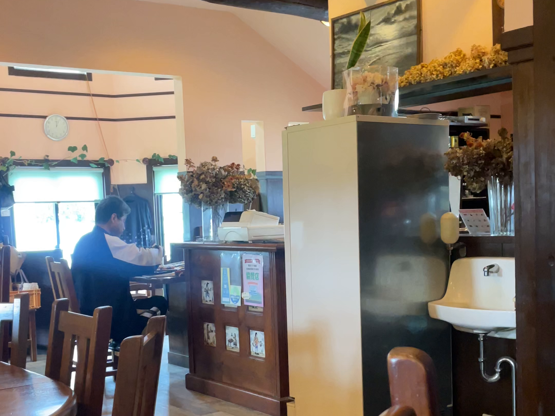 取材時の木の椅子と店内