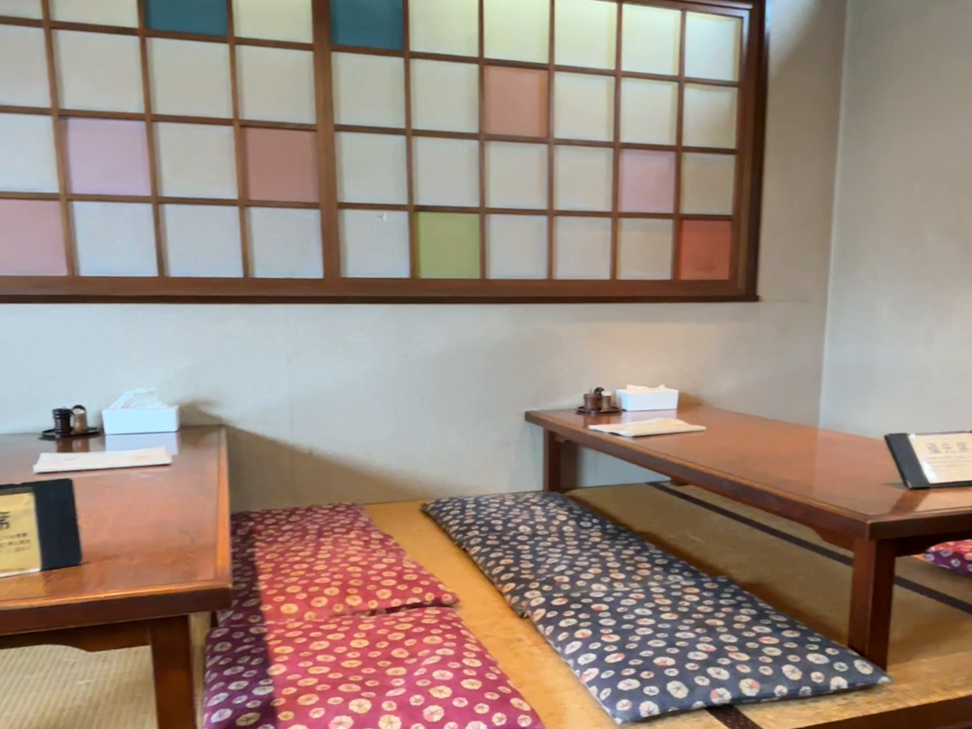 小上がりのある店内
