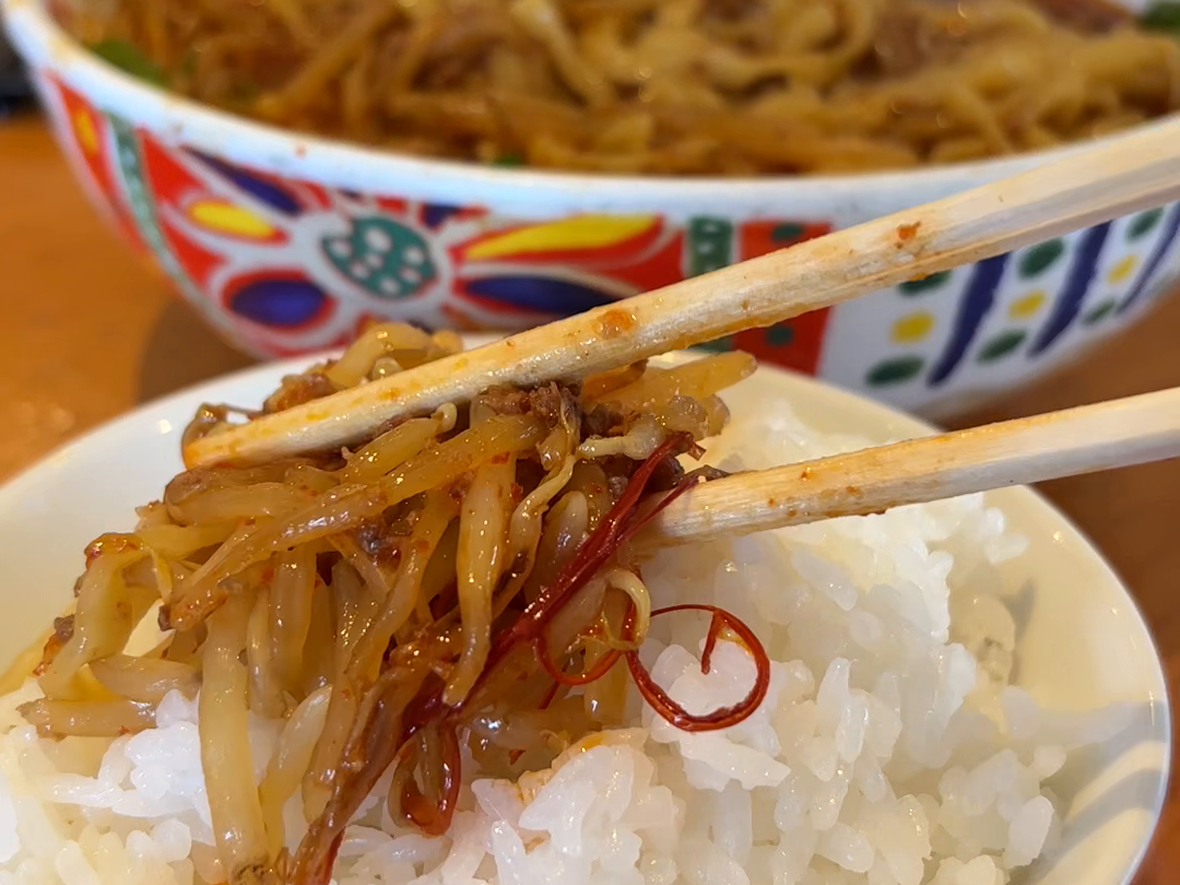 もやしとミンチをご飯に載せる