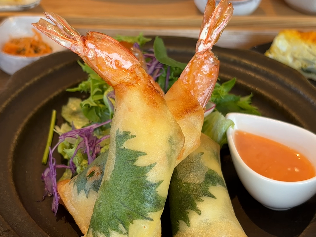 取材時のエビを包んだ揚げ物の皿