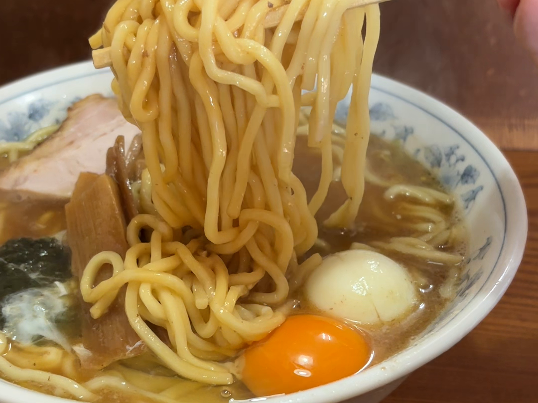 箸で持ち上げる麺