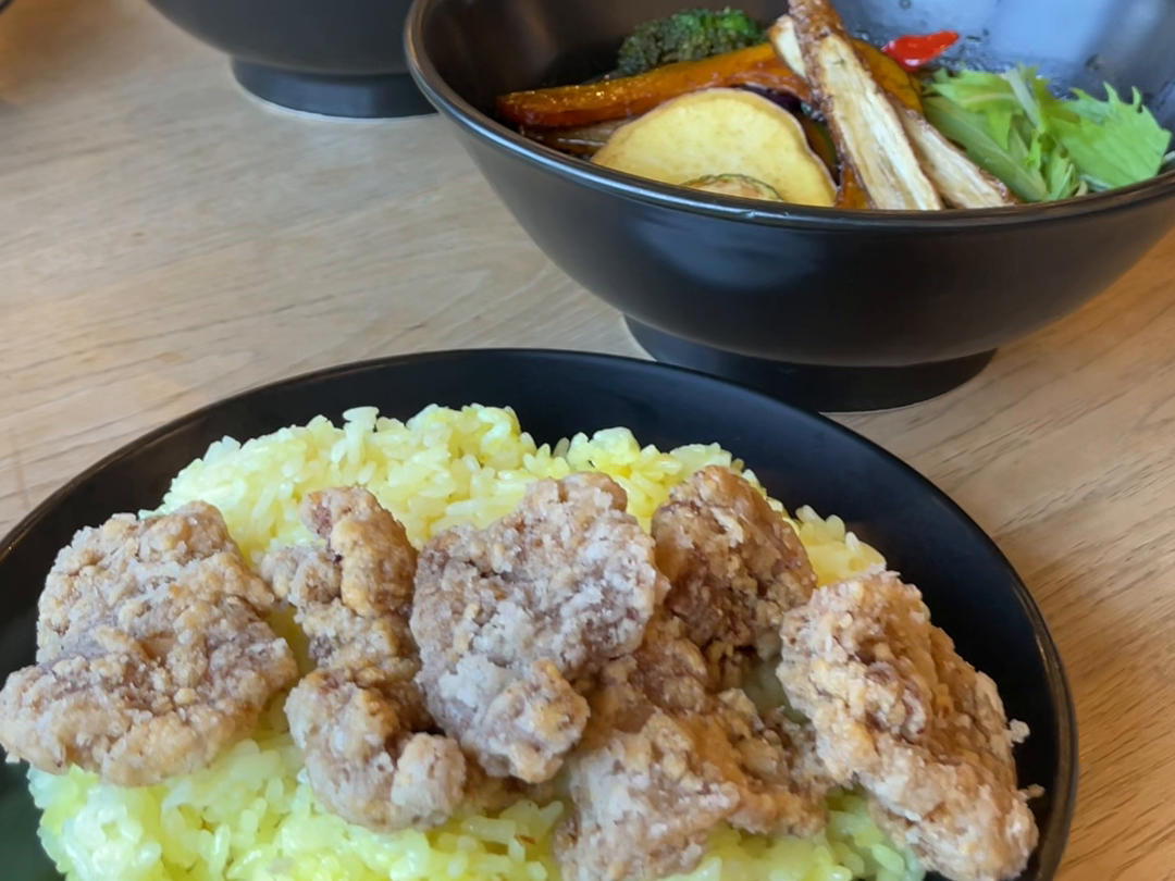 取材時のカレーとチキン、ご飯