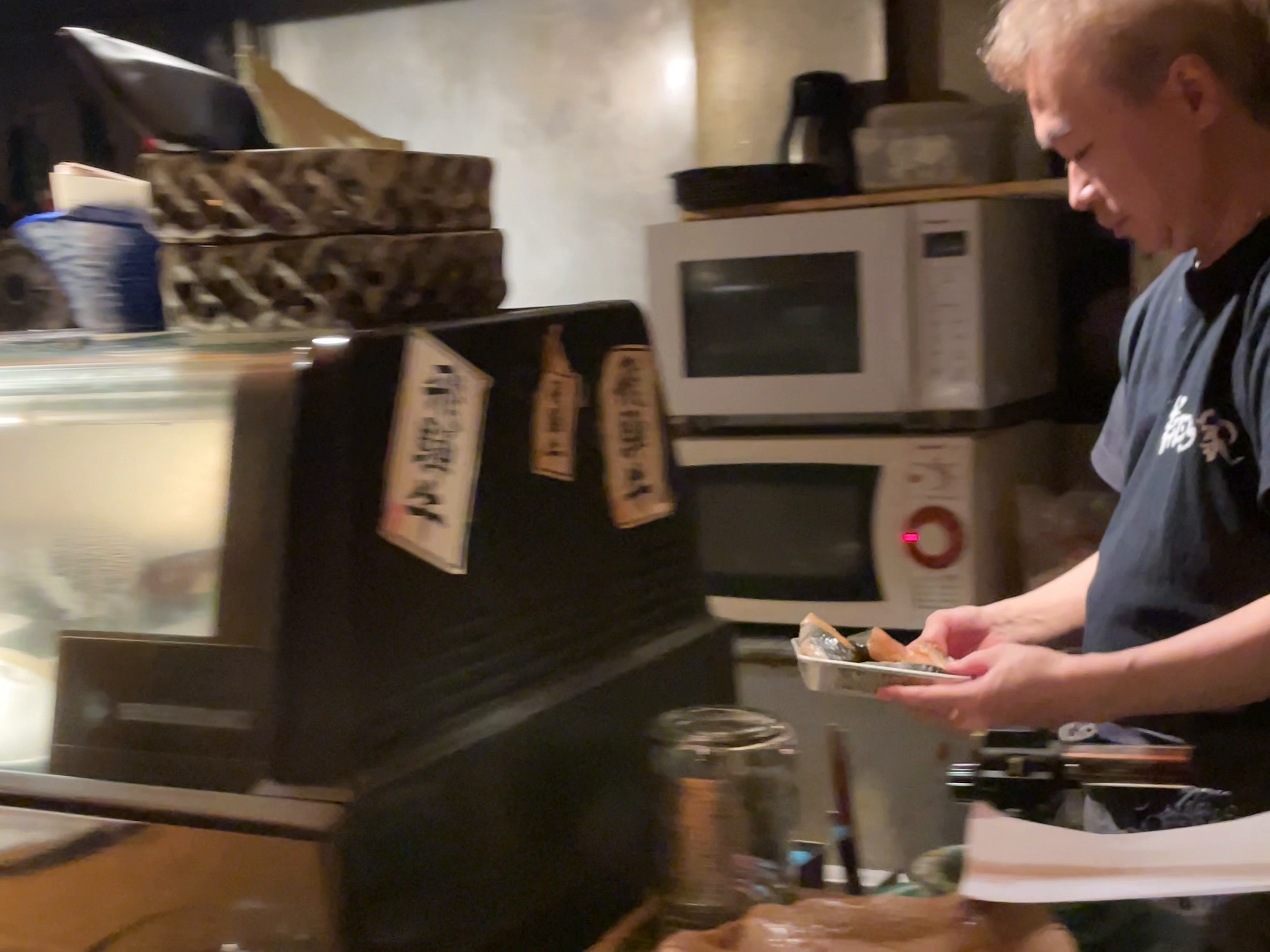 取材時のカウンターと大将の調理場