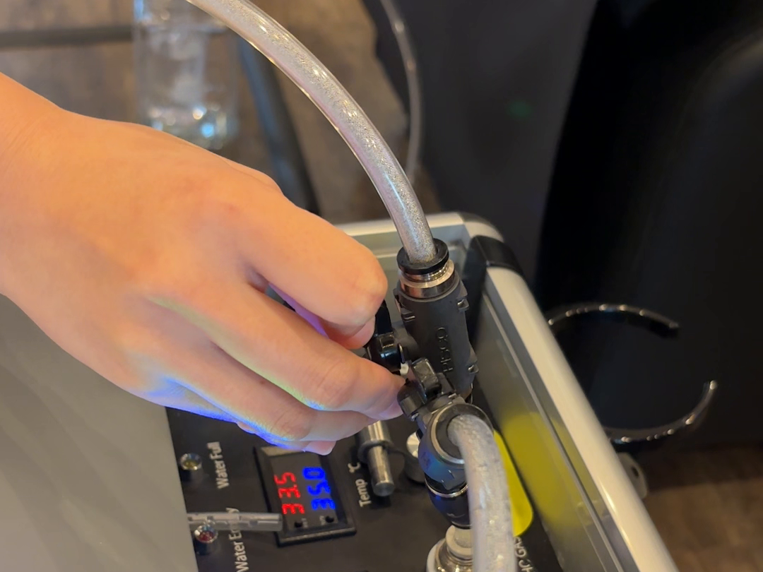 スタッフが吸入機器を準備する手もと