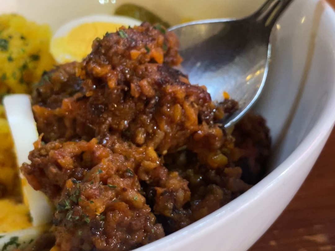 スプーンでカレーをすくう
